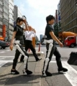 Japoneses circulam por Tóquio usando roupas robóticas